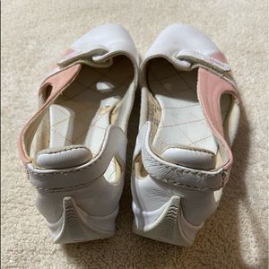 USED PUMA WOMEN TENNIS SHOES.